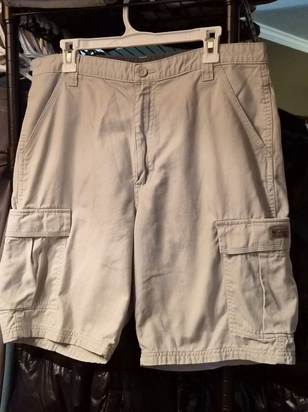 Wrangler Men's Size W34 Tan Cargo Shorts with Side Pockets